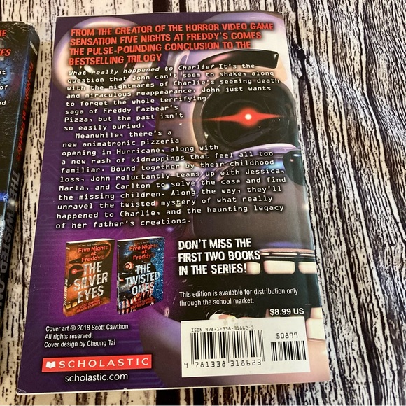 Five Nights Of Freddy’s Lot of 2 Paperbacks The Twisted One & The Fourth Closet - Picture 5 of 9